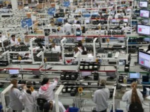 Emprego na indústria cai 0,5% em fevereiro, diz IBGE