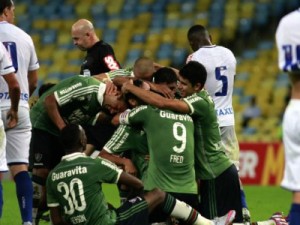 Enderson é expulso, mas Flu derrota Cruzeiro e assume a vice-liderança