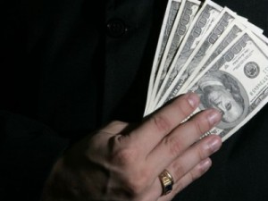 Entrada de dólares no País supera saída em R$ 3,8 bilhões em março