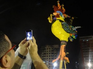 Escultura gigante do Galo empolga foliões em prévia do bloco no Recife