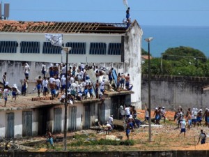 'Estão armados e se matando', diz PM sobre rebelião em Alcaçuz