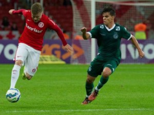 Estrela de Eduardo quebra monotonia do jogo e Inter vence Goiás em casa