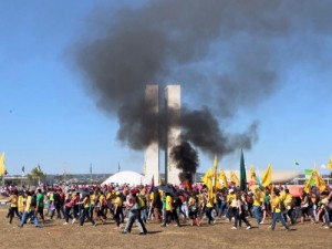 Estudantes bloqueiam Esplanada dos Ministérios em protesto contra reforma da Previdência