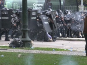 Estudantes dizem ter sofrido abuso policial após prisão em confronto