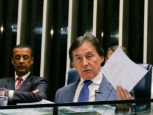 Eunício lê requerimento para instalação da CPI do BNDES