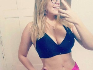 Ex-BBB Paulinha Leite posa de top e barriga de fora em selfie