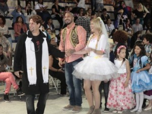 Ex-BBBs Fernando e Aline viram noivos em festa junina beneficente