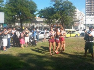 Ex-BBBs Vanessa e Cacau causam batida ao posarem de lingerie na rua