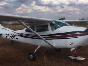 Ex-delegado tenta atropelar policiais com avião e é preso com droga em MT