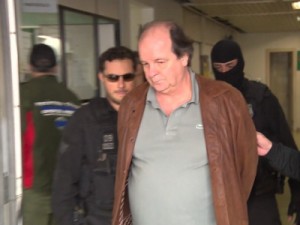 Ex-diretor da Petrobras preso, Zelada chega a Curitiba e faz exame no IML