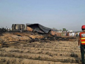 Explosão de caminhão-tanque mata centenas no Paquistão