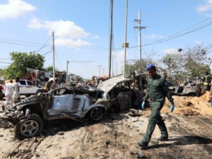 Explosão de carro-bomba deixa 25 mortos e 40 feridos na Somália