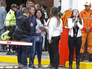 Explosão de carro-bomba em escola da polícia deixa mortos na Colômbia