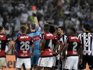 Expulsões, bola na trave e nada de gol, entre Botafogo e Flamengo