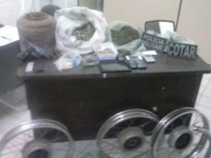 Família é presa com armas e cultivando maconha na própria casa em Quixeré