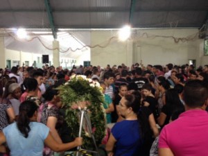 Família morta em acidente no Ceará é enterrada sob comoção pública no PR