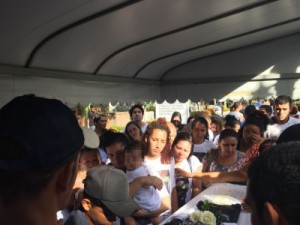 Família volta a culpar a PM no enterro de Davidson, morto na Rocinha