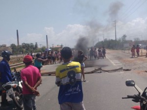 Familiares de presos bloqueiam BR-116 perto do presídio de Itaitinga