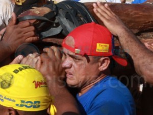 FATALIDADE Carregador morre atingido pelo Pau da Bandeira