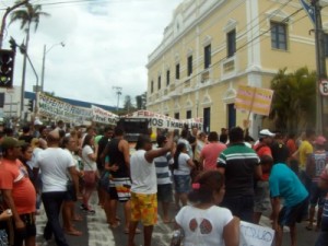 Feirantes do entorno da Sé protestam no Centro de Fortaleza