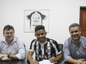 Felipe Jonatan renova contrato com o Ceará