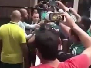 Felipe Melo conversar com torcedor que criticava jogadores do Palmeiras na Argentina