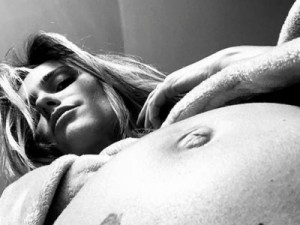 Fernanda Lima exibe barrigão de gravidez