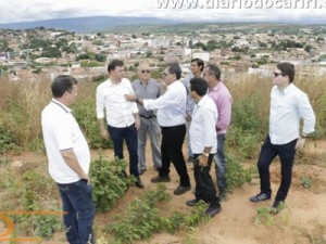 Fernando Santana procura terrenos para estátua e areninha