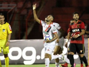 Ferroviário-CE faz três gols, arranca empate na Ilha e elimina Sport nos pênaltis