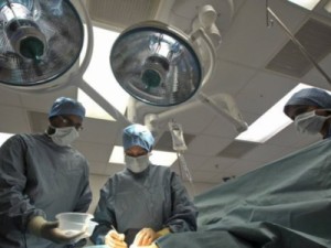 Feto passa por cirurgia pioneira ainda no útero para 'reparar' sua coluna