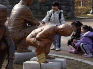 Fezes humanas contêm ouro e metais preciosos, constata estudo