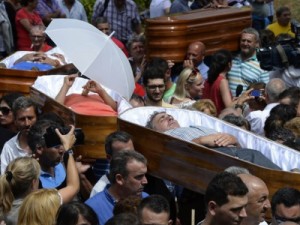 Fiéis em caixões participam de procissão de Santa Marta, na Espanha
