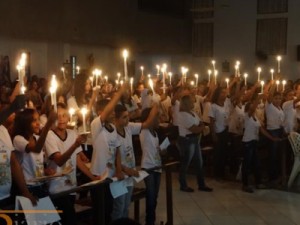 Fiéis lotam capela para a primeira Eucaristia de 80 crianças do Cirolandia