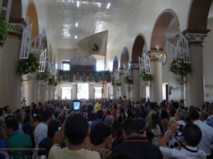 Fiéis lotam Igreja na abertura da Festa de Santo Antônio