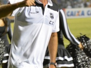 Figueirense negocia com o técnico Lisca, do Ceará; salário é entrave