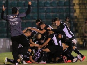 Figueirense vence, sobe na tabela e deixa o Goiás na zona da degola