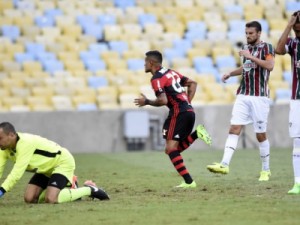 Fla joga mais, aproveita furada e sai na frente do Flu na final do Carioca 2017