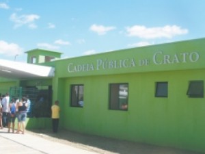 FLAGRANTE Homem é preso no Crato por jogar lixo em terreno baldio