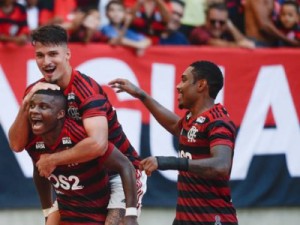 Flamengo abre vantagem sobre Chapecoense, leva gol no fim, mas fica com a vitória