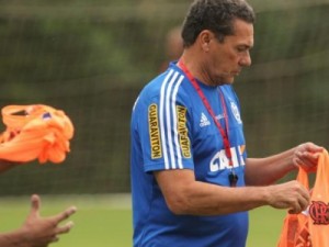 FLAMENGO Absolvição após cumprir pena irrita técnico: “Covardia com o profissional"