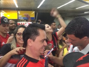 Flamengo chega a São Paulo com festa da torcida para enfrentar o Corinthians