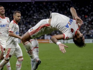 Flamengo goleia o Corinthians e sobe para 3º no Brasileiro