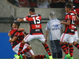 Flamengo leva sufoco do Atlético-PR, mas sai com vitória e liderança