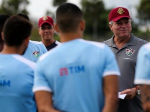 Flamengo procura Abel Braga, mas técnico mantém compromisso com Fluminense