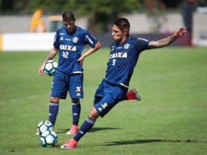 Flamengo quer usar experiência para vencer no Paraná