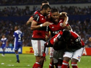 Flamengo sai atrás, vira com dois gols de Vinicius Júnior e garante primeira vitória