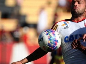 Flamengo supera Tigres e gramado ruim e dorme na liderança