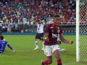 Flamengo supera Vasco e sai na frente na final do Carioca