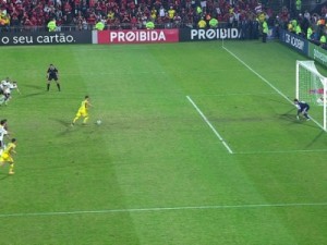 Flamengo vence o Coxa com gol de pênalti nos acréscimos