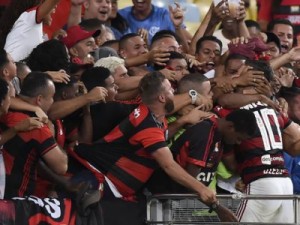 Flamengo vence o Grêmio e mantém chance matemática de título